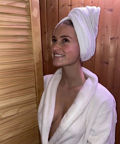 Zoe Kaeppele star high quality photo