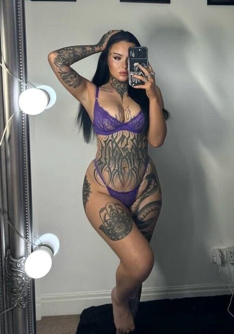 Ash Wilson star sexy pic