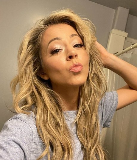 Lindsey Stirling perfect pornstar pic