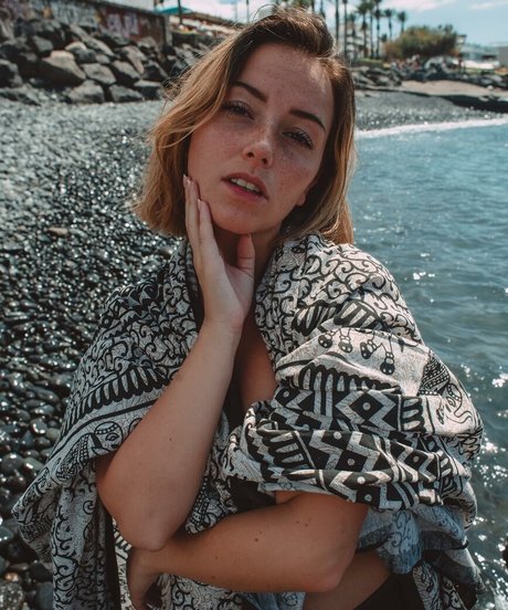 Shauna Dewit nude model pic