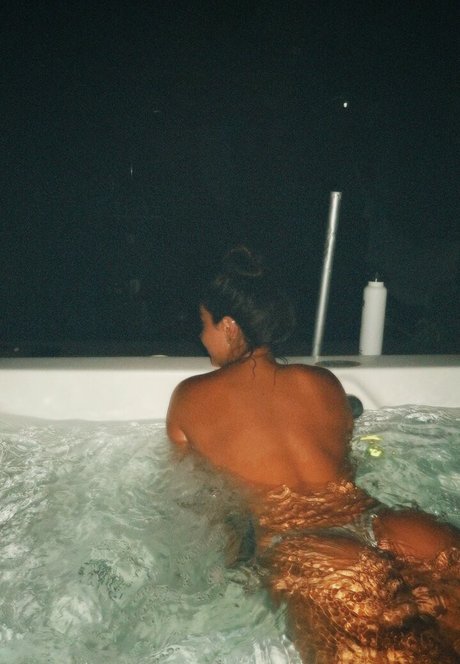 Gabriela Versiani sexy star pics