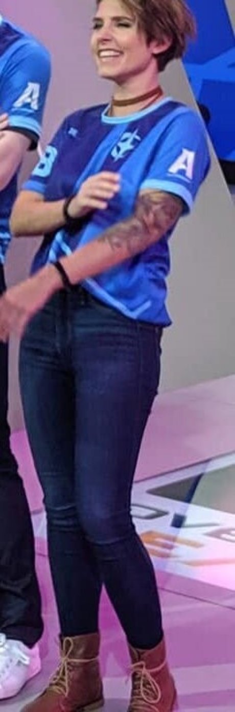 Soe Gschwind naked model picture