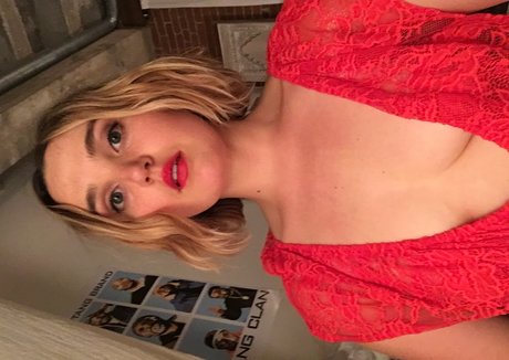 Chloe Fineman model art archive