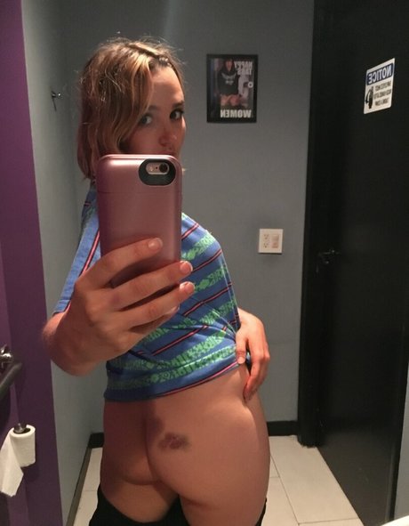 Chloe Fineman model art image