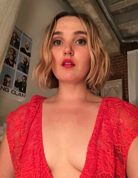 Chloe Fineman high quality model images