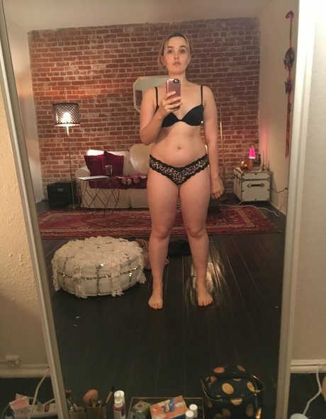 Chloe Fineman erotic star galleries