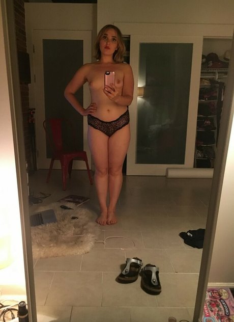 Chloe Fineman model top images