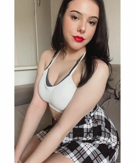 EmilyIsRedCoat pornstar beautiful pics