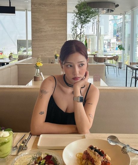 Jeon Jisu pornographic model photo