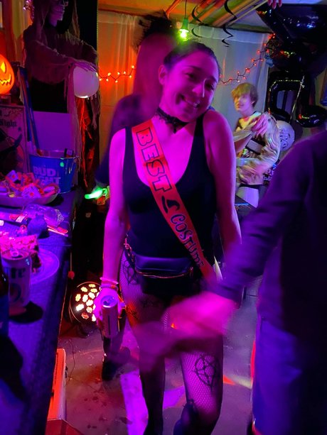 YourePrettyLittleSecret sexy star pics