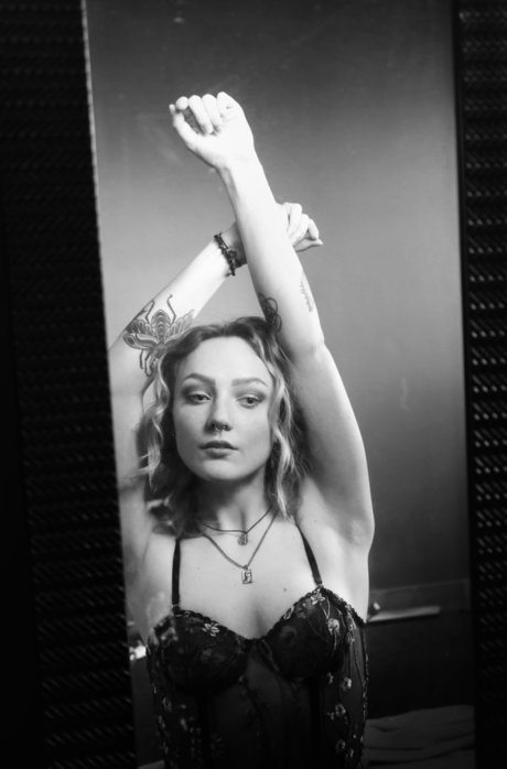 Lunar Kisses nude pornstar pictures