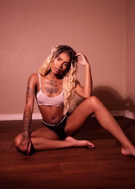 Mia Eliani model high quality photo