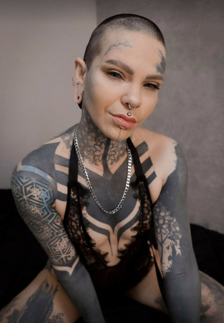 DarkLeaves naked pornstar image