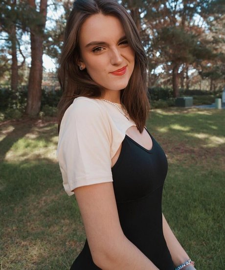 Maggie Roscher hd model pic