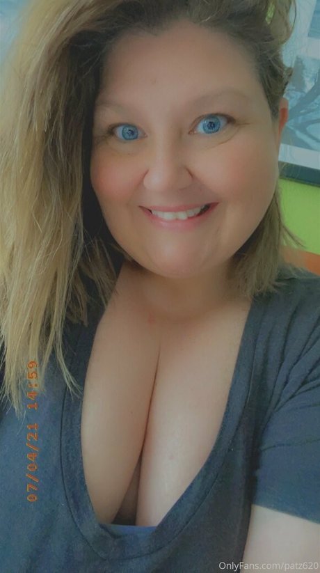 curvy shemale onlyfans top image