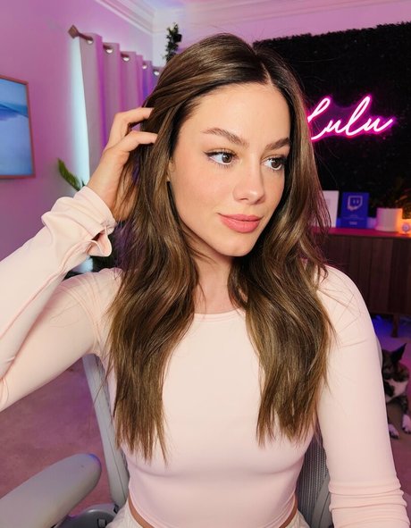 LuluLuvely Profile Pic