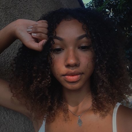 Ana Carolina model free images