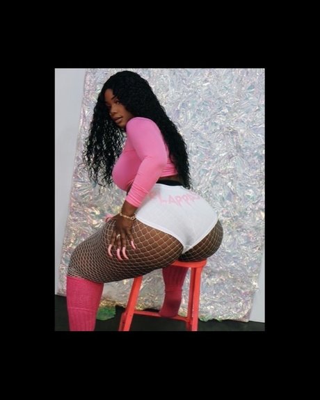 Prettyblaccc naked model image