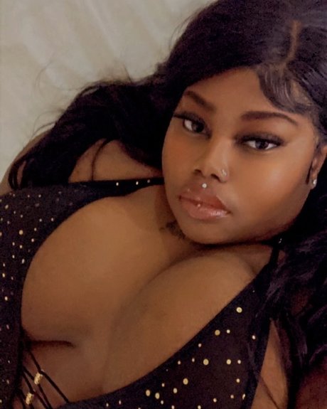 Queen Qui model exclusive photo