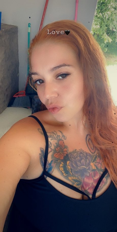 Prettytaina model nude pic