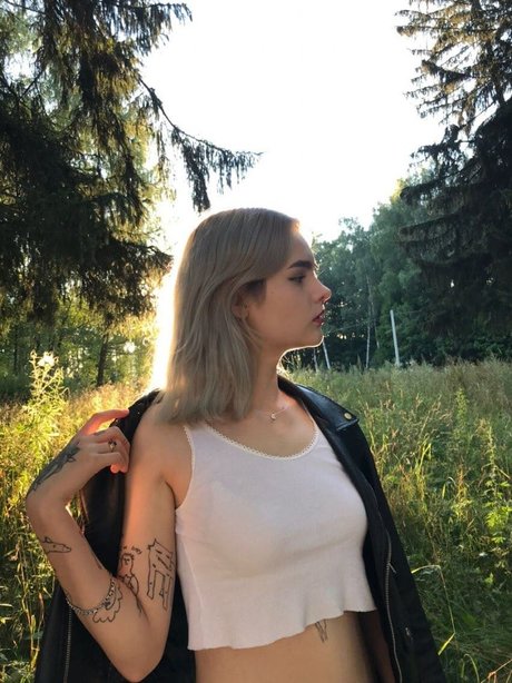 _Blonde Bitch_ art pornstar img