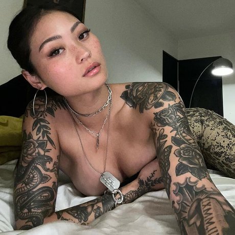 Mae Col model top pic