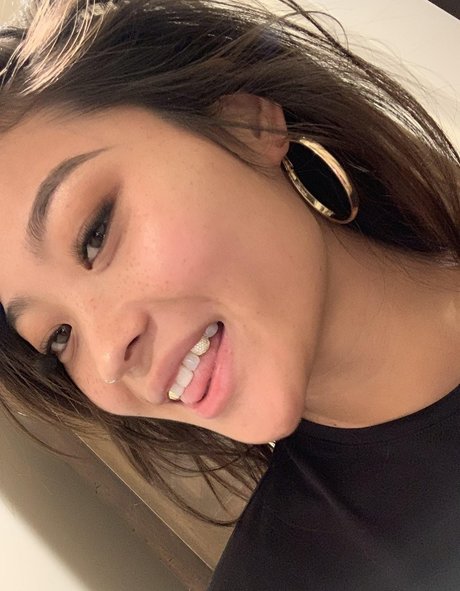 Mae Col xxx model image