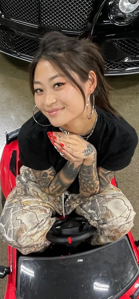 Mae Col beautiful actress image