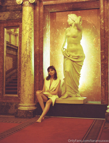 liararouxxxx nude model images