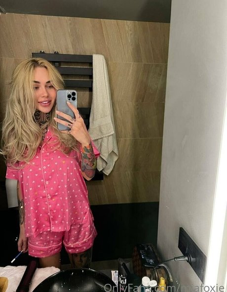 miafoxie sexy pornstar pics
