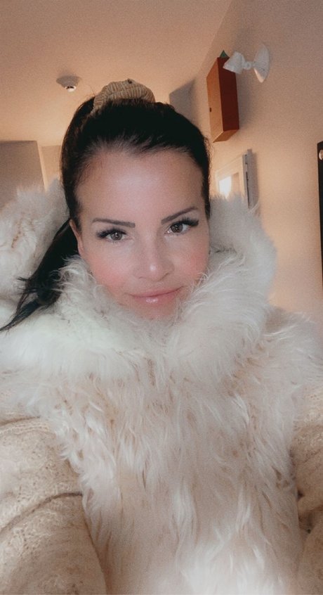 _bellarosy_ best model picture