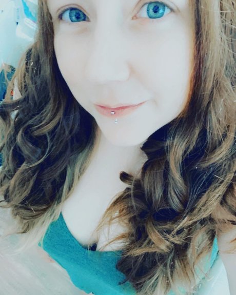 curvy star onlyfans top pic