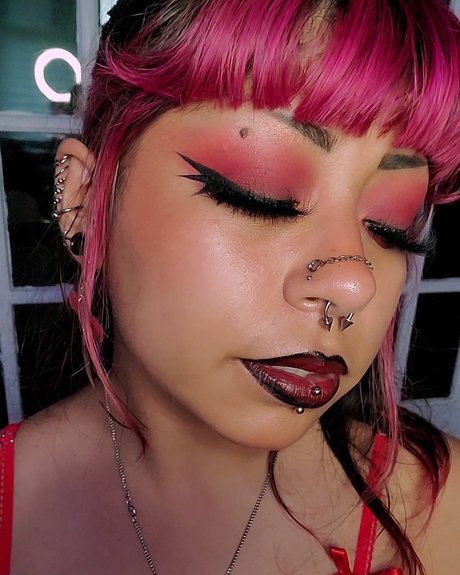 Naomi Cattia hot model gallery