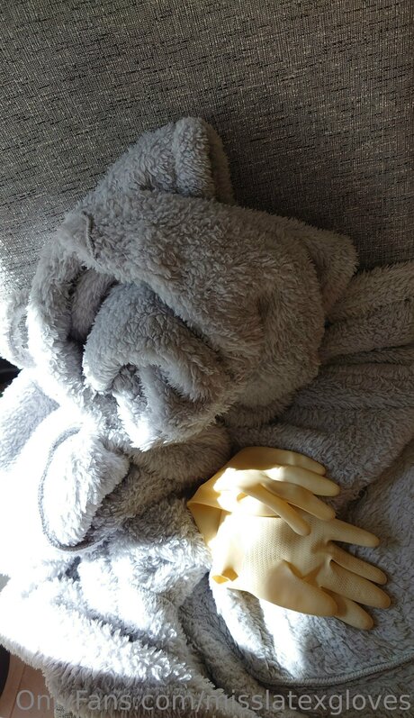 Miss Latex GLoves model exclusive pic