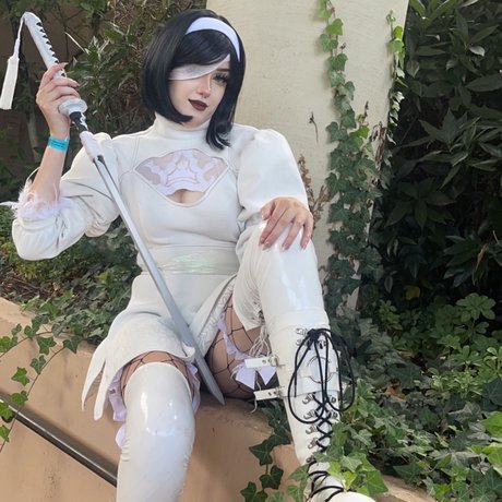 Maise adult model pictures