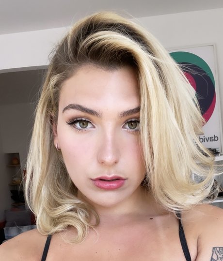 Moxie Doll pornstar hot photos