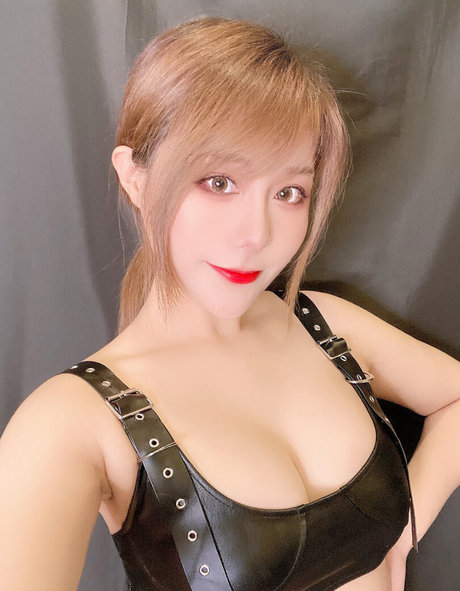 Uying pretty actress pictures