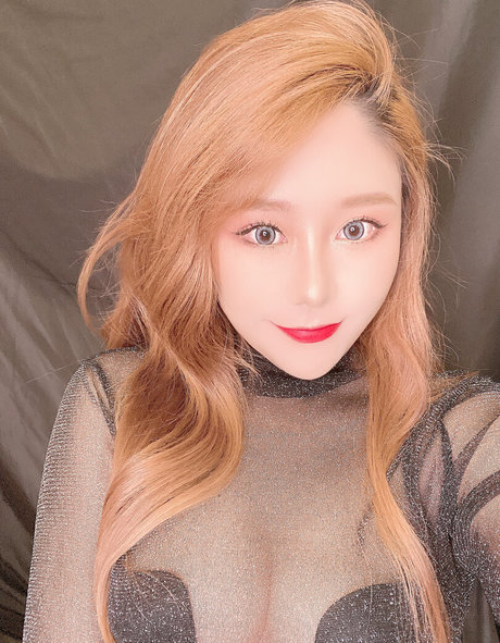 Uying nude actress picture