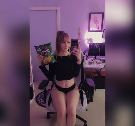 RaeRaeSenpai naked model pic