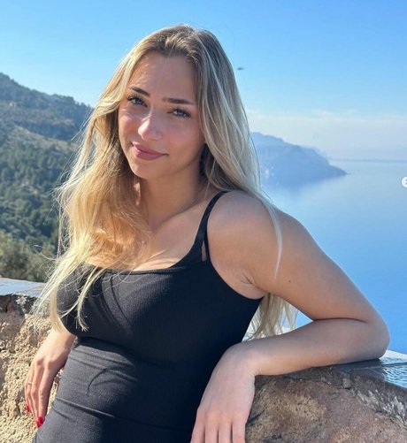 Delfine Stal model pornographic photos