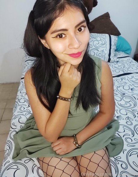 emilipetitefree nude pornstar picture