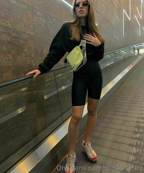 mallennnna pornstar top pic