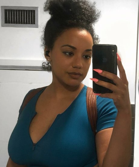 Feelinfree model hot img