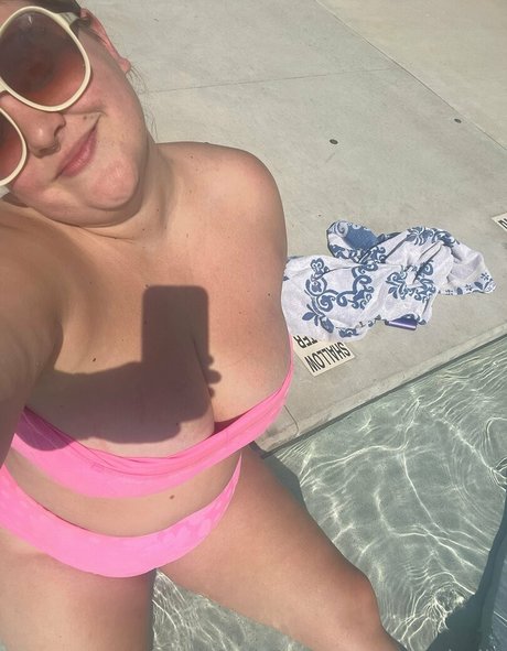 ellesbelly naked actress pic