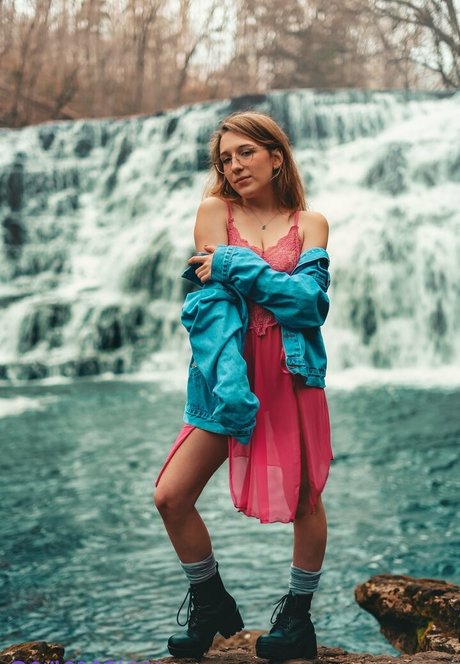 chlobodyyy hd actress photo