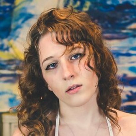 chlobodyyy nude actress img