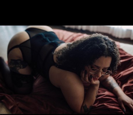 Golden Babe pornstar adult pic