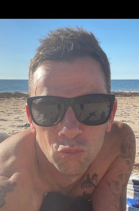 Naked Russ star top pic