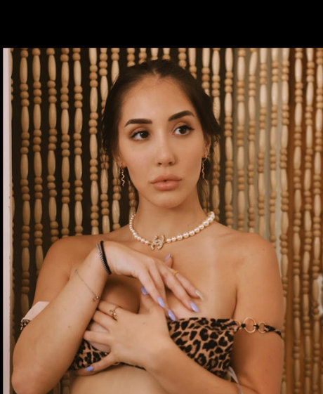 _Naomi Ross model hot photo