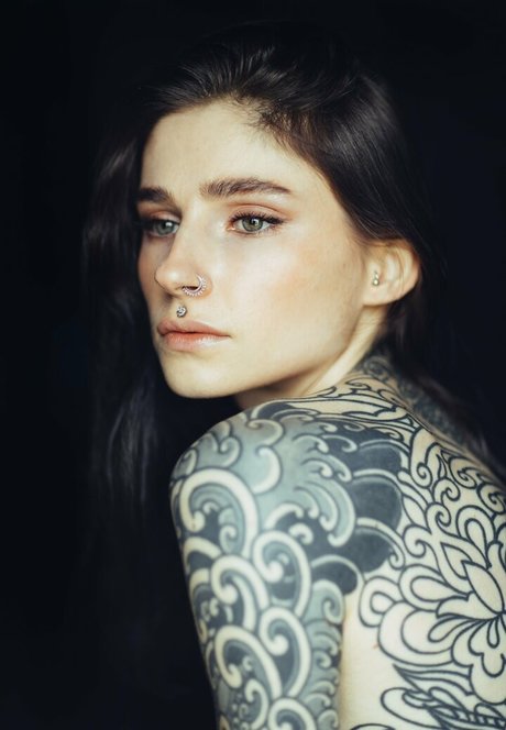 Noemie Doragon model pics